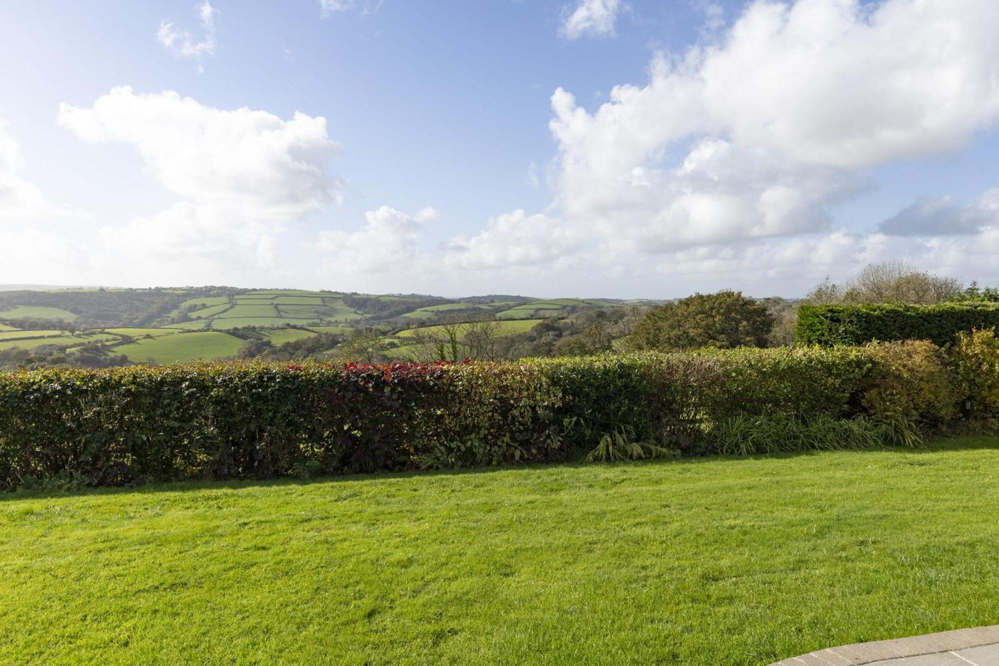 The Hidden Valley - A Stylish Rural Retreat, Perfect For Families セント・クリアーズ エクステリア 写真
